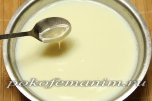 Влейте горячий желатин в молоко